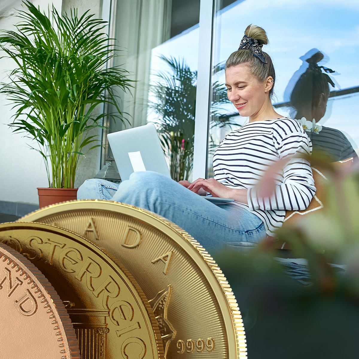 Goldmünzen als moderne und sichere Wertanlage: Eine Frau informiert sich über digitale Wege der Investition.