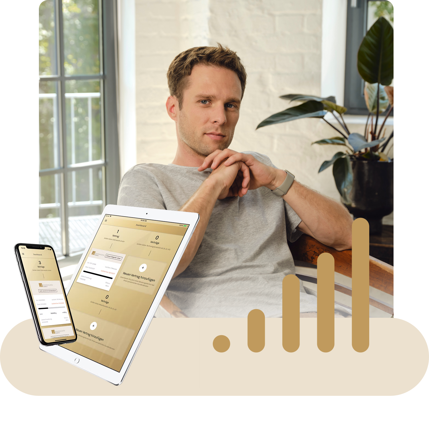 Ein Mann sitzt lächelnd und entspannt auf einem Stuhl und freut sich über seine Edelmetallanlagen. Daneben ist auf einem Bildschirm eine App zur digitalen Verwaltung seiner Anlagen dargestellt, mit Symbolen für Funktionen wie Übersicht, Sicherheit und Online-Zugriff.