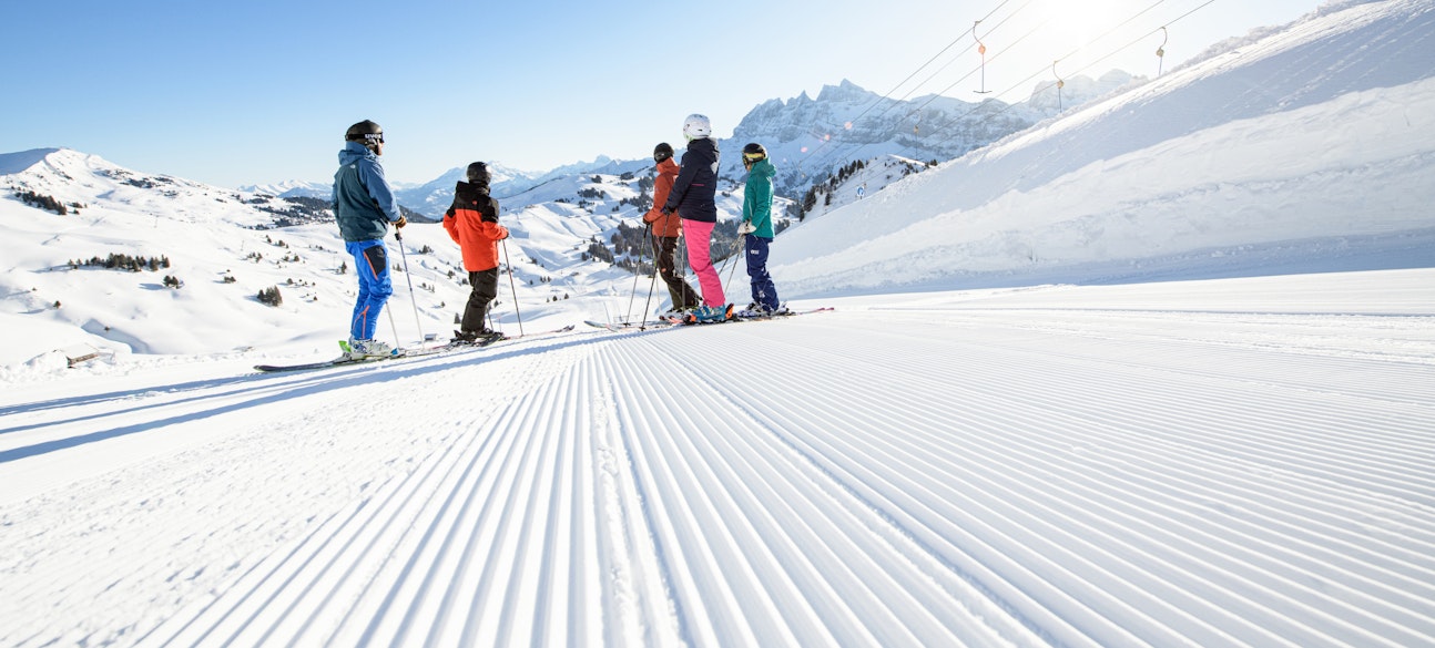 Famille sur une piste de ski