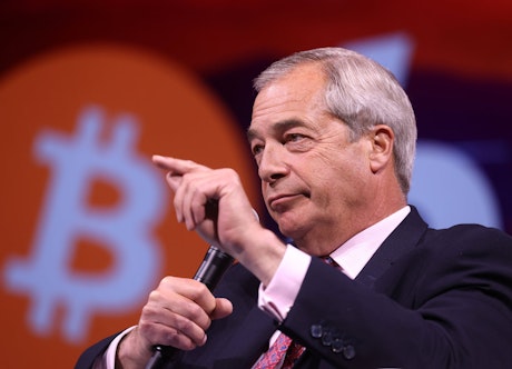 Nigel Farage speaking with attendees at Bitcoin 2025 (Via Gage Skidmore on flickr)