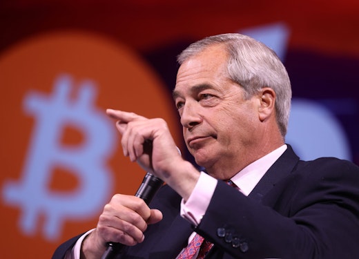 Nigel Farage speaking with attendees at Bitcoin 2025 (Via Gage Skidmore on flickr)