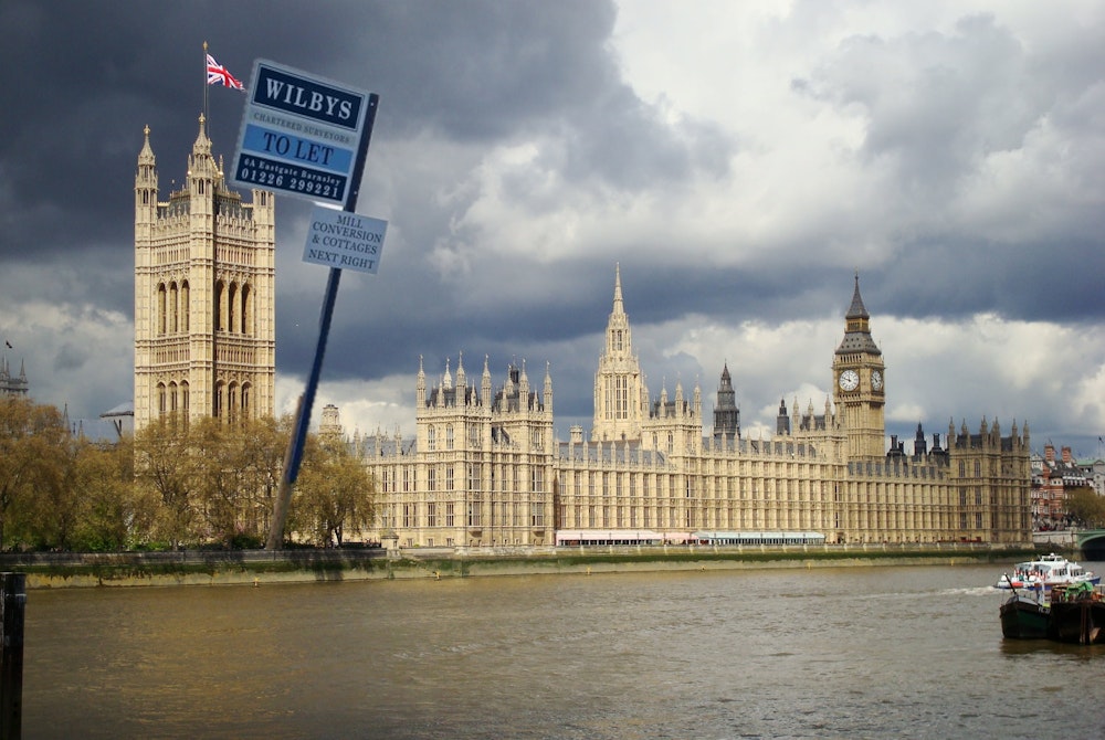 Houses of parliment with to let sign in front