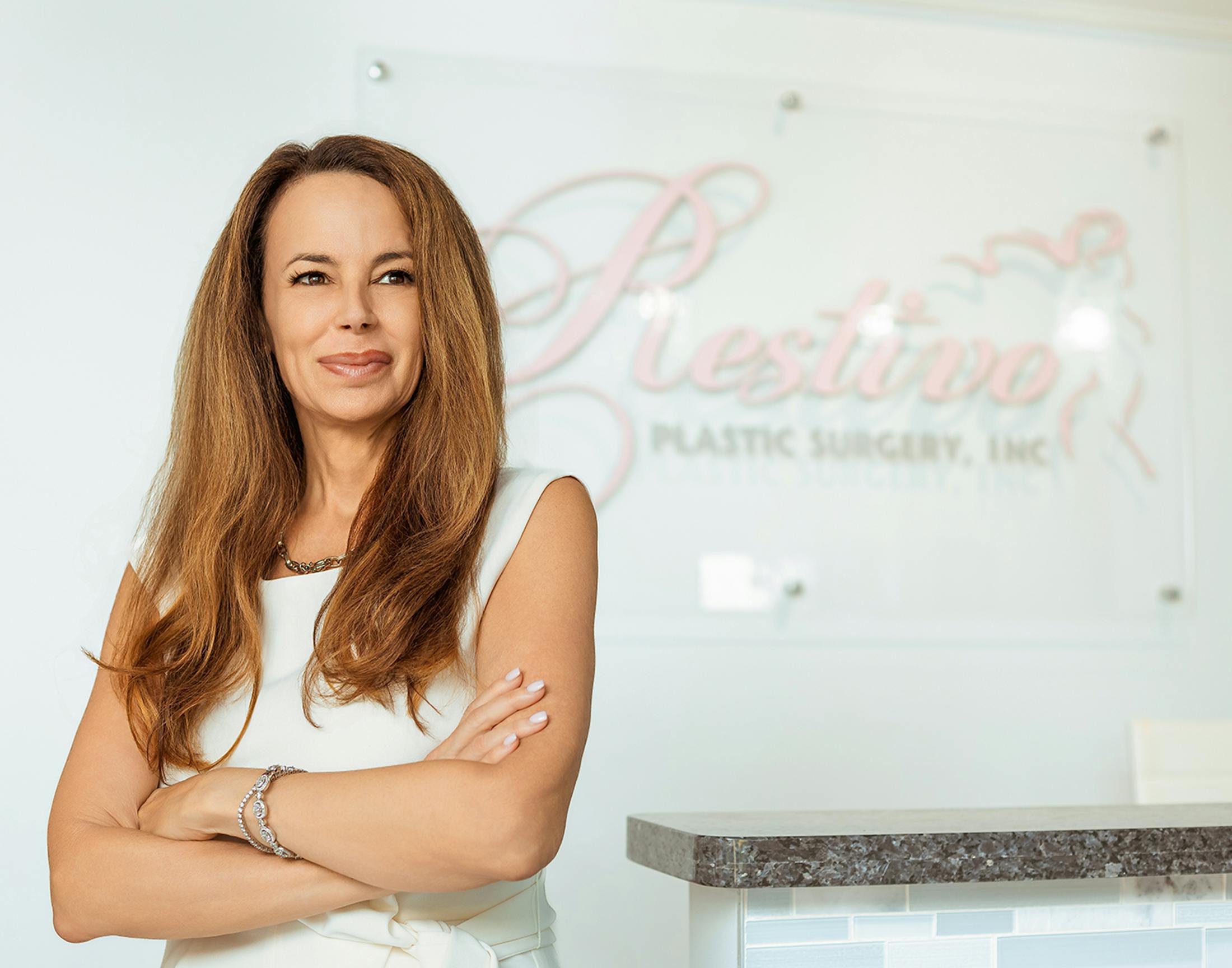 Woman posing with her arms crossed