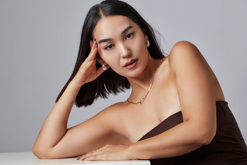 woman leaning on her hand