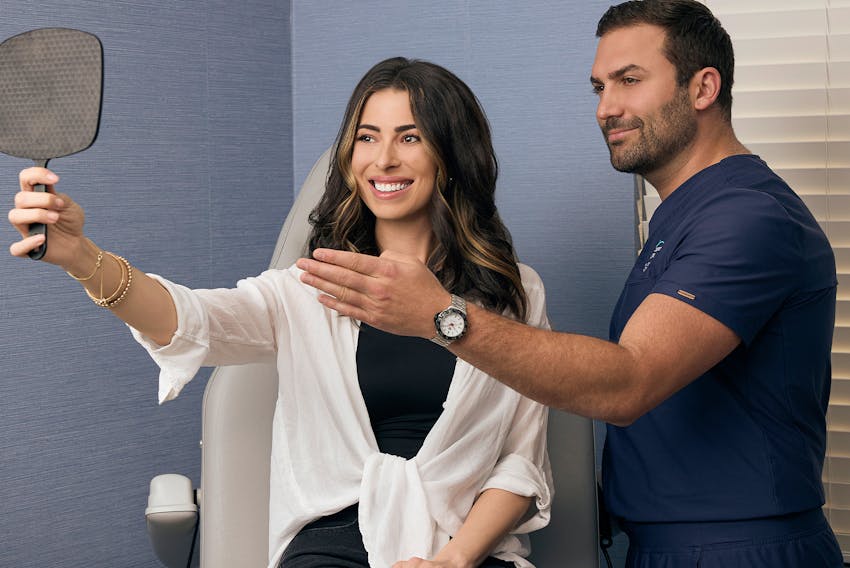 doctor showing a patient her results in a hand mirror