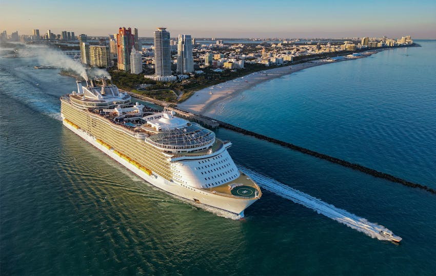 cruize ship leaving port