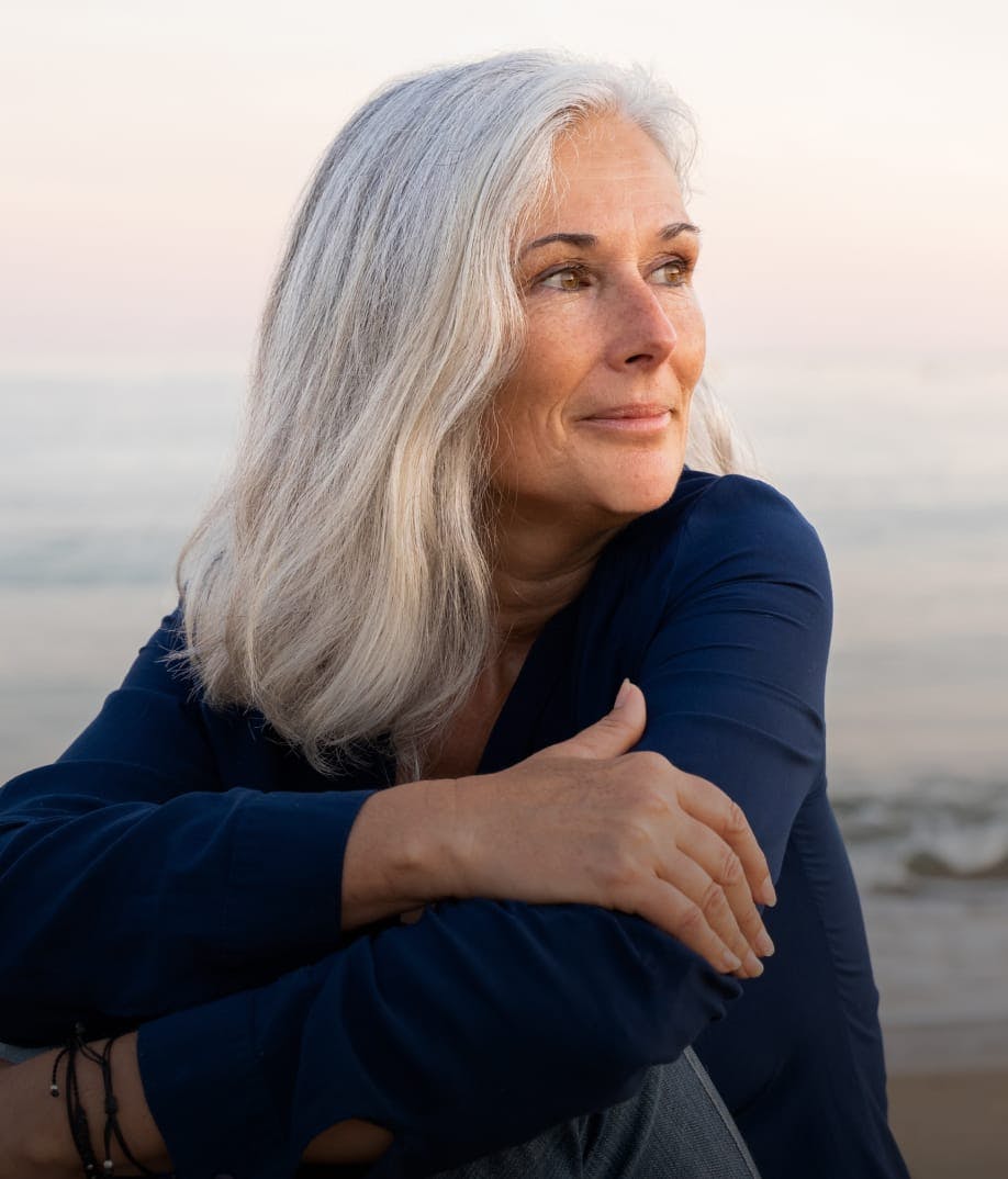 woamn with beautiful grey hair