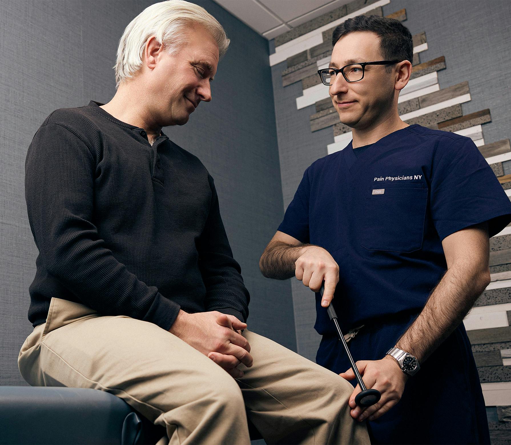 doctor testing a mans knee reflex