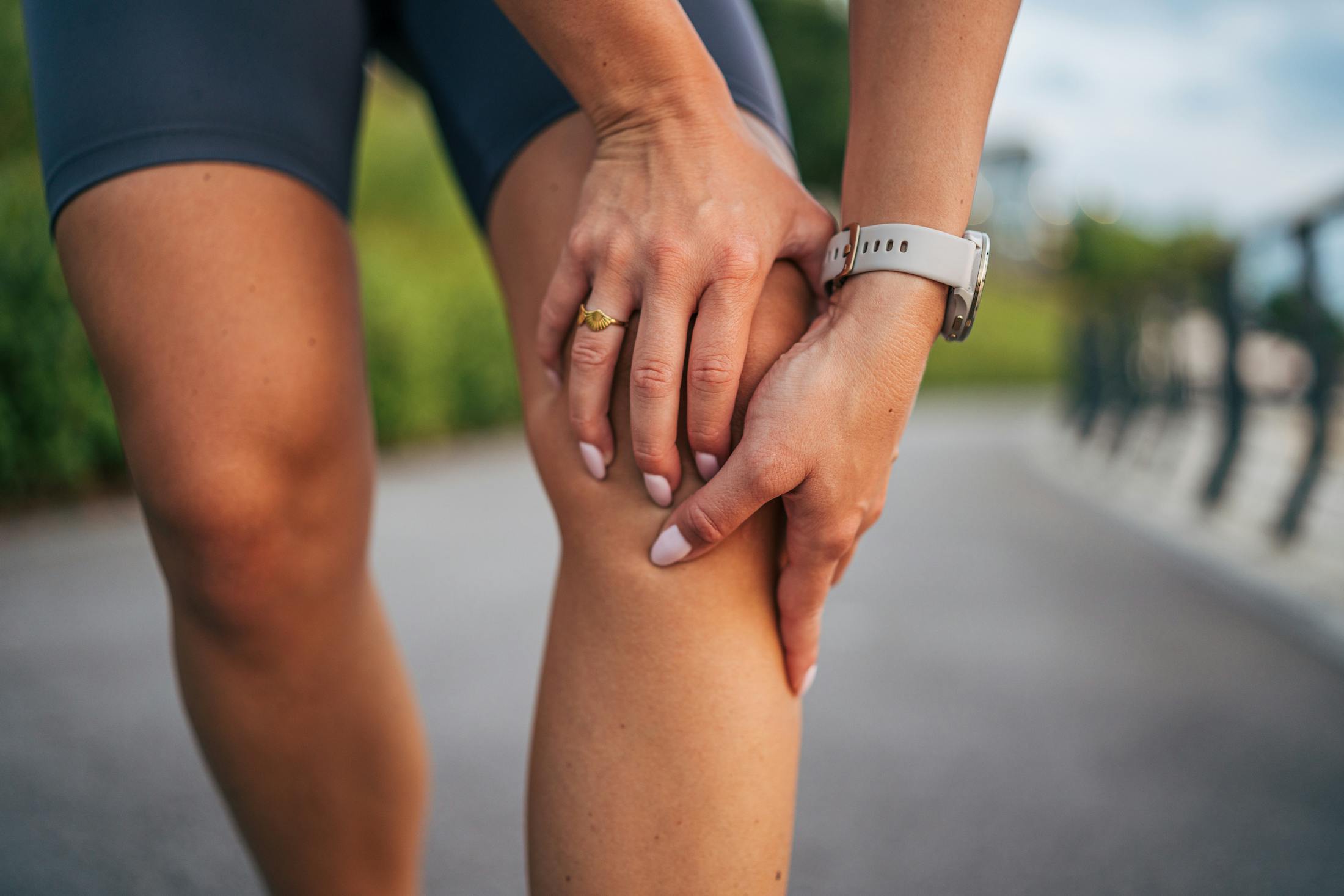 woman experiencing knee pain