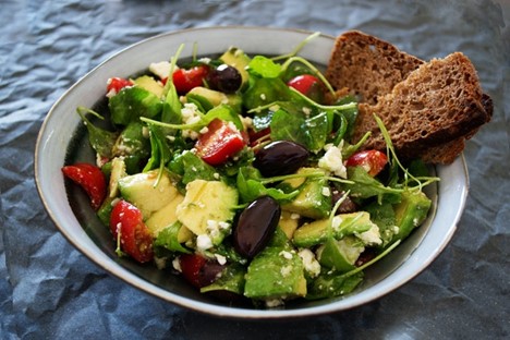 spinach and avocado salad with bread
