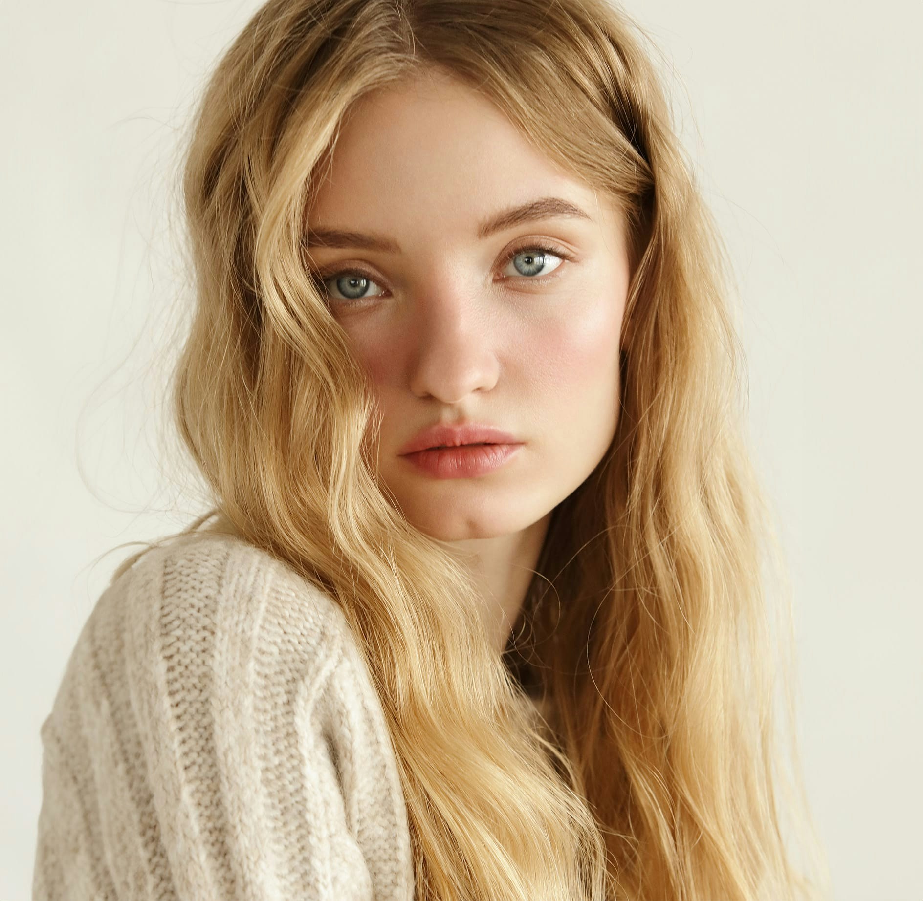 Woman with wavy blonde hair