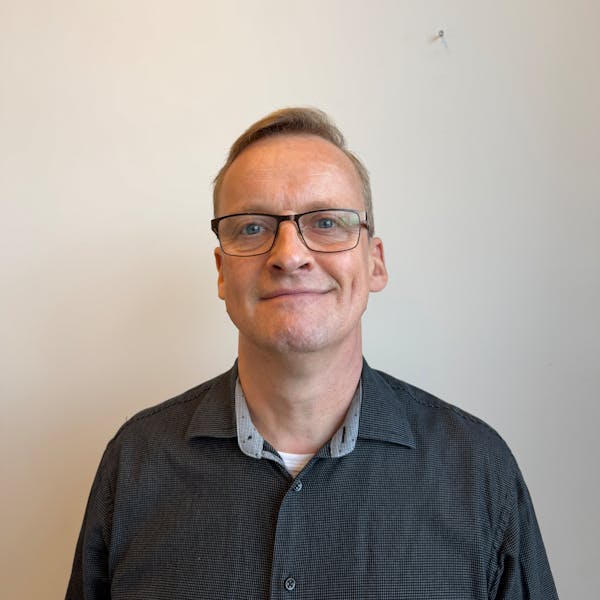 Portrait of Emil Øelund, a professional at ServiceNow partner Adeno.