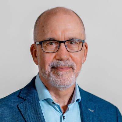 Portrait of Erik Bartholdy, a ServiceNow professional, wearing a blue blazer and glasses.