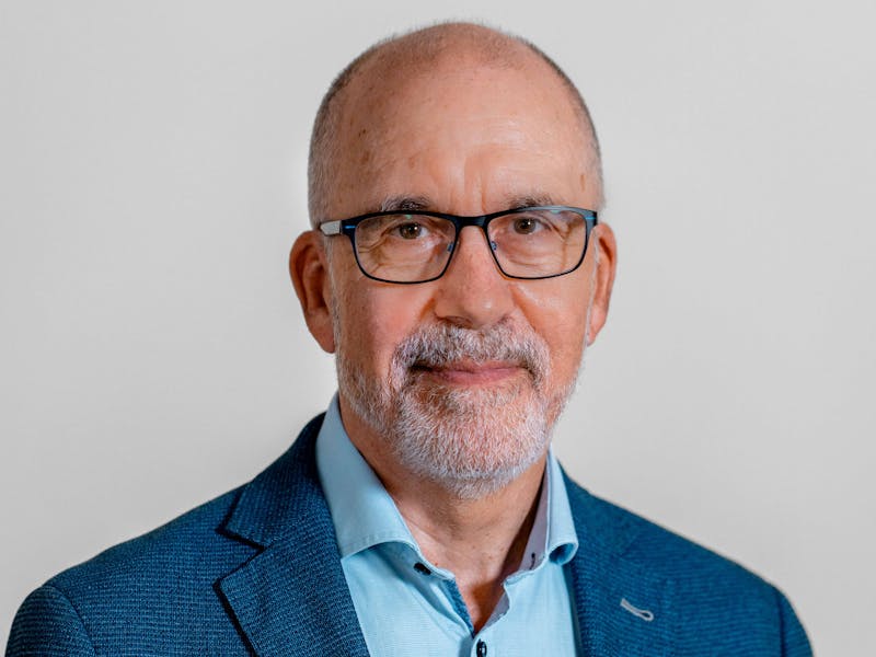 Portrait of Erik Bartholdy, a ServiceNow professional, wearing a blue blazer and glasses.