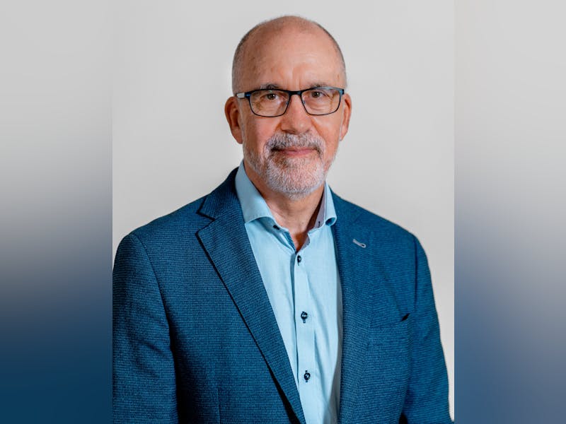 Portrait of Erik Bartholdy, a ServiceNow professional, wearing a blue blazer and glasses.