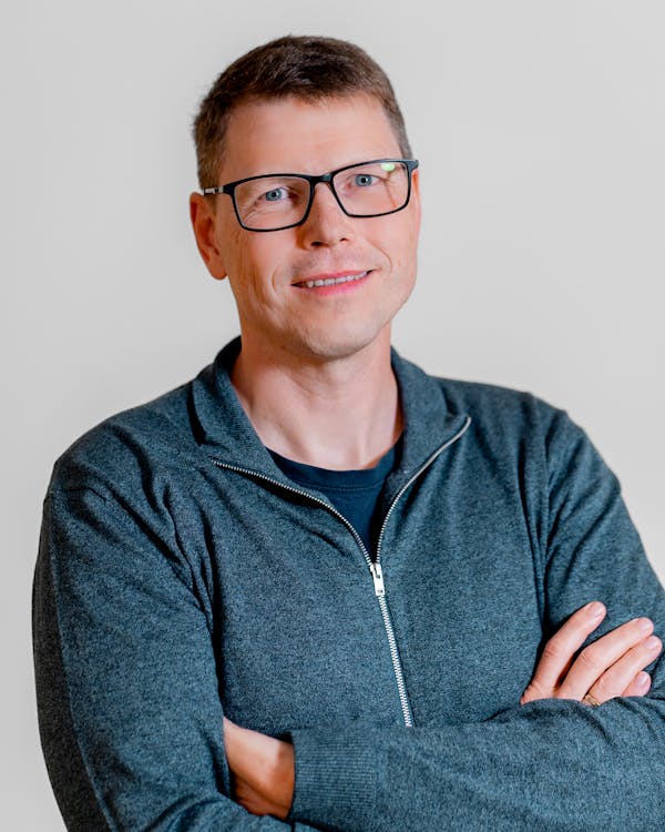 Portrait of Jannik Nielsen, a professional at ServiceNow partner Adeno.