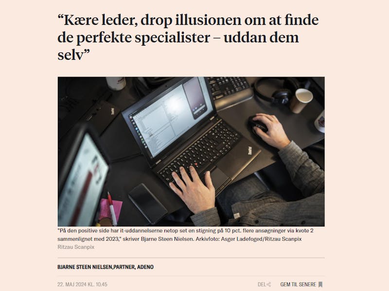 A person working on a laptop in a Børsen article from ServiceNow partner Adeno.