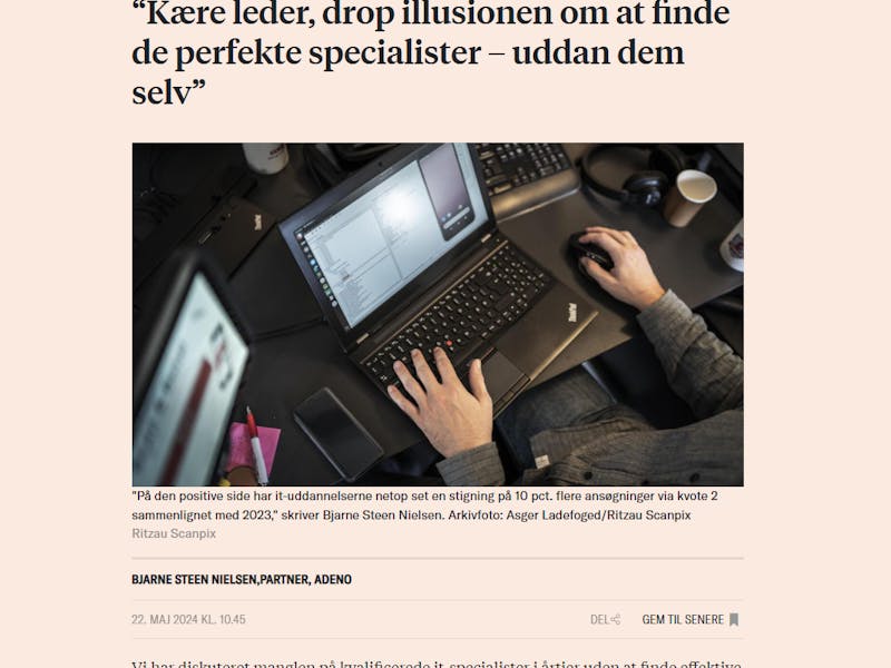 A person working on a laptop in a Børsen article from ServiceNow partner Adeno.