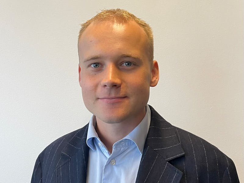 Portrait of ServiceNow professional Alfred Steensen wearing a pinstripe blazer and light blue shirt.