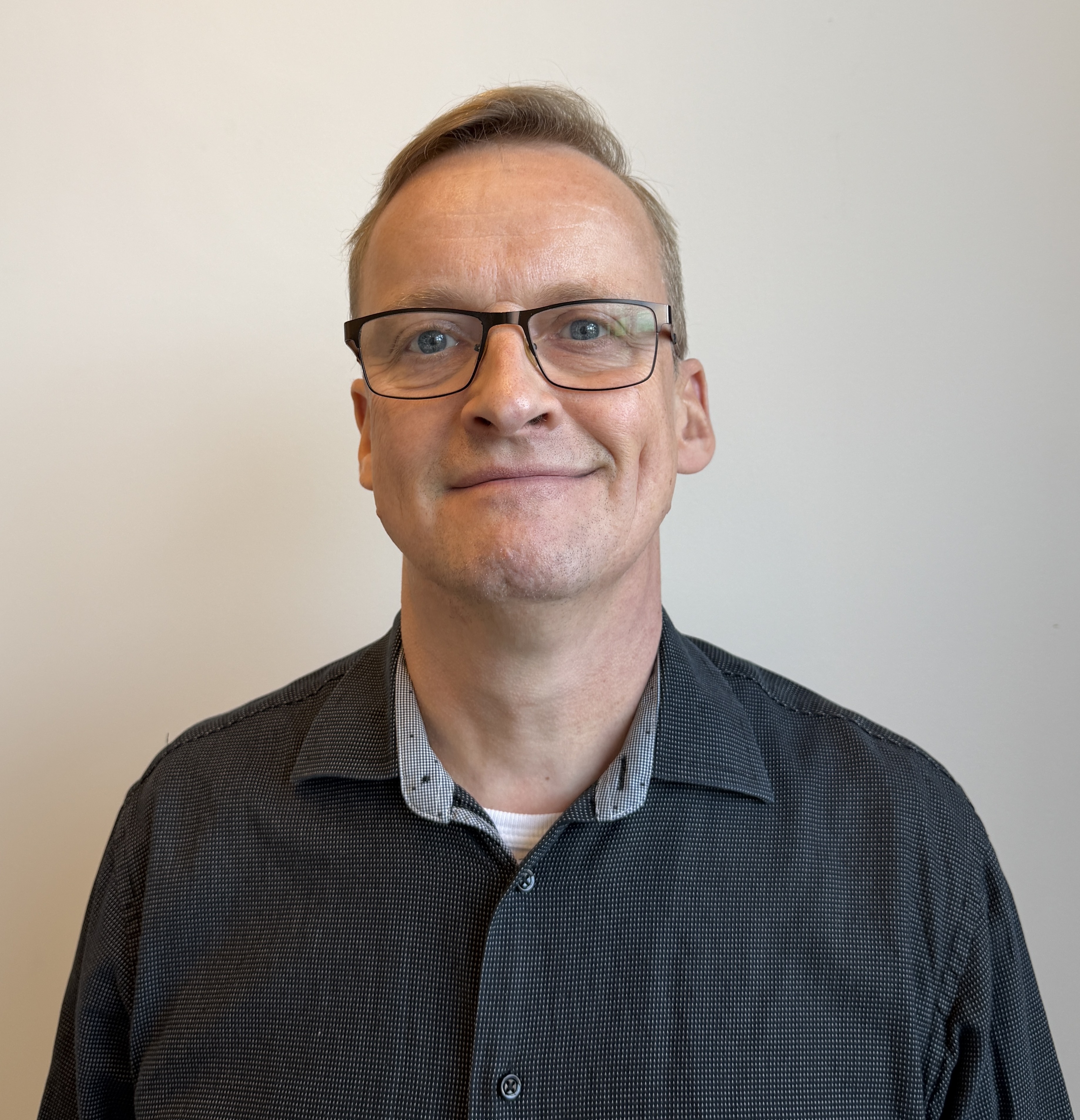Portrait of Emil Øelund, a professional at ServiceNow partner Adeno.