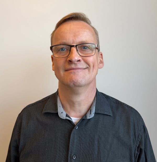 Portrait of Emil Øelund, a professional at ServiceNow partner Adeno.