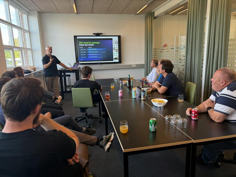 Two men sitting at a table during a ServiceNow knowledge sharing session with Mikkel Bossen.