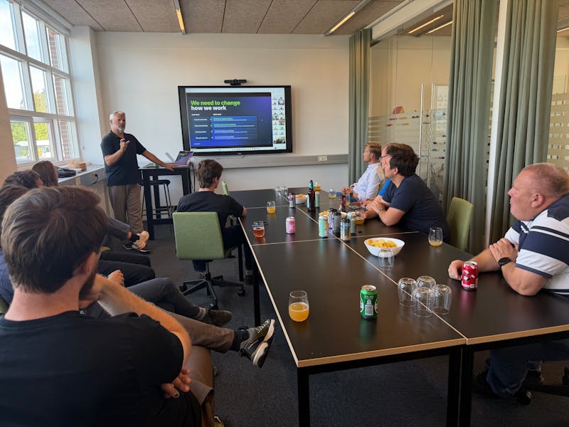 Two men sitting at a table during a ServiceNow knowledge sharing session with Mikkel Bossen.