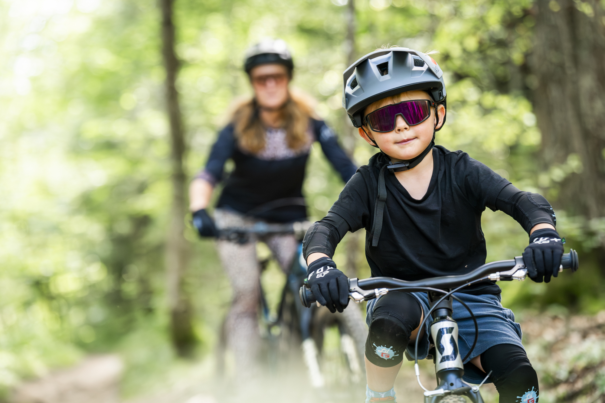 Gros plan enfant vtt descente