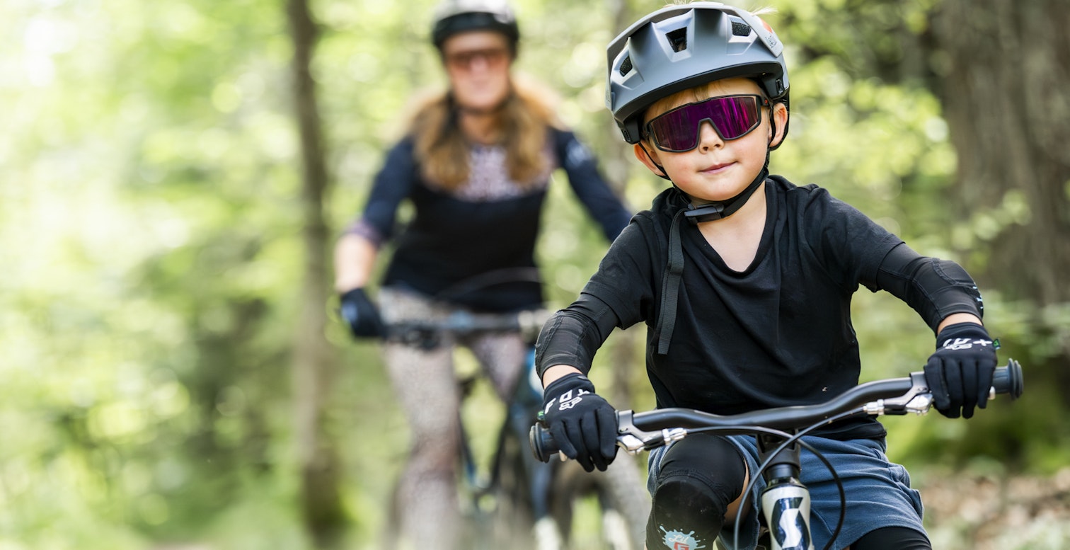 Gros plan enfant vtt descente
