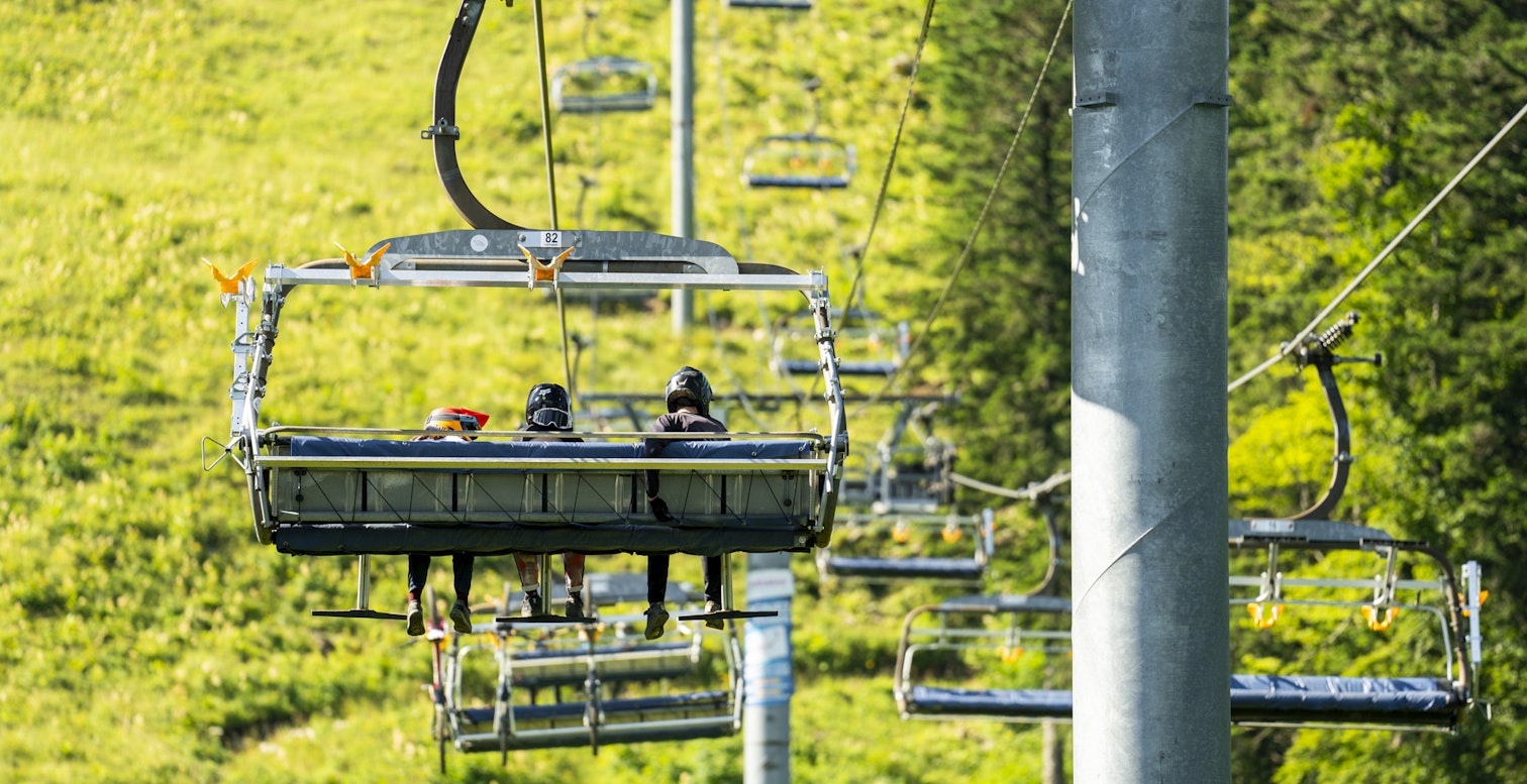 Famille sur télésiège pendant l'ascension au sommet du Morond