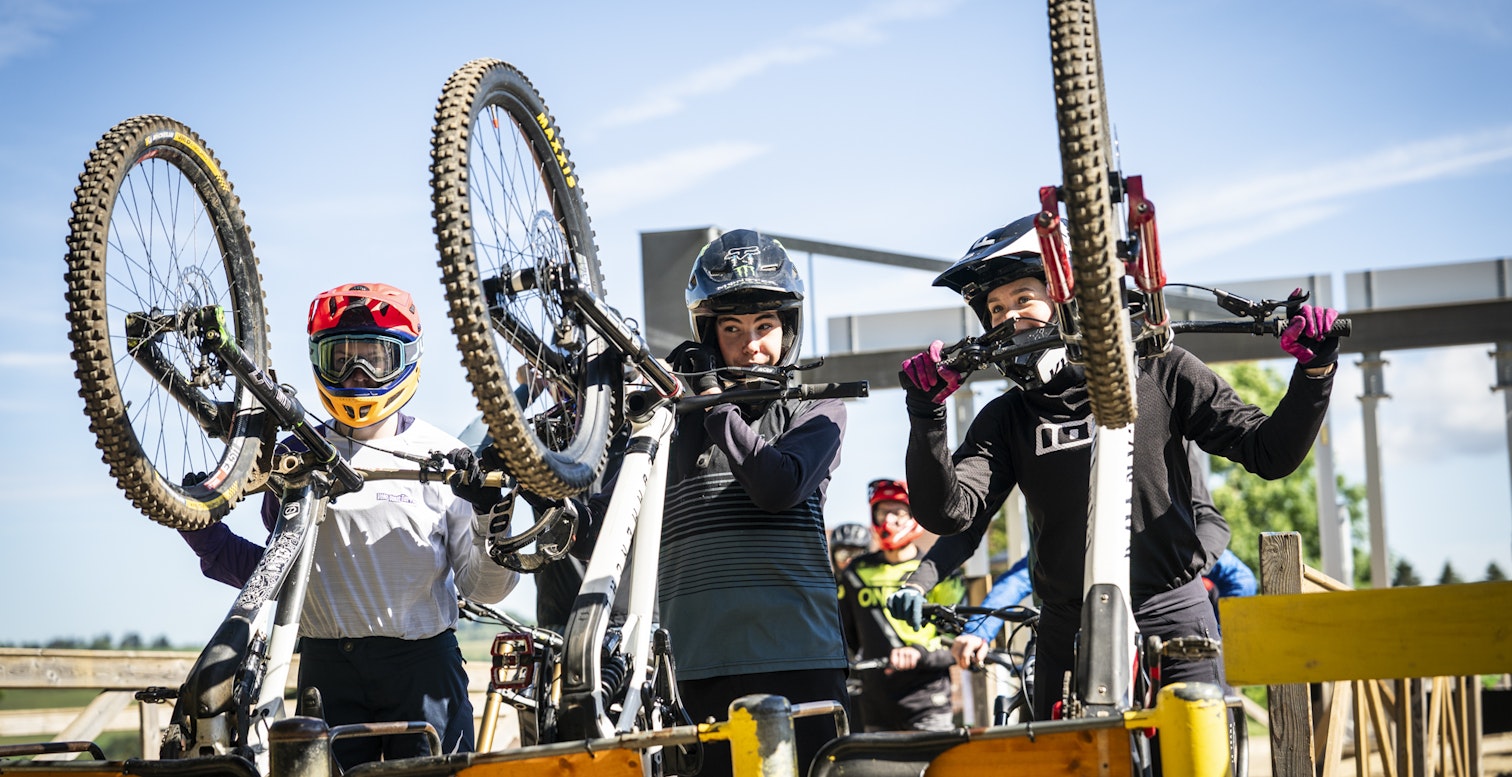 Riders attendent le départ pour la montée en télésiège