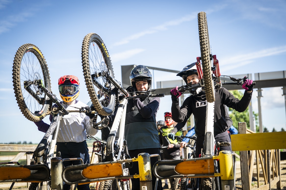 Riders attendent le départ pour la montée en télésiège