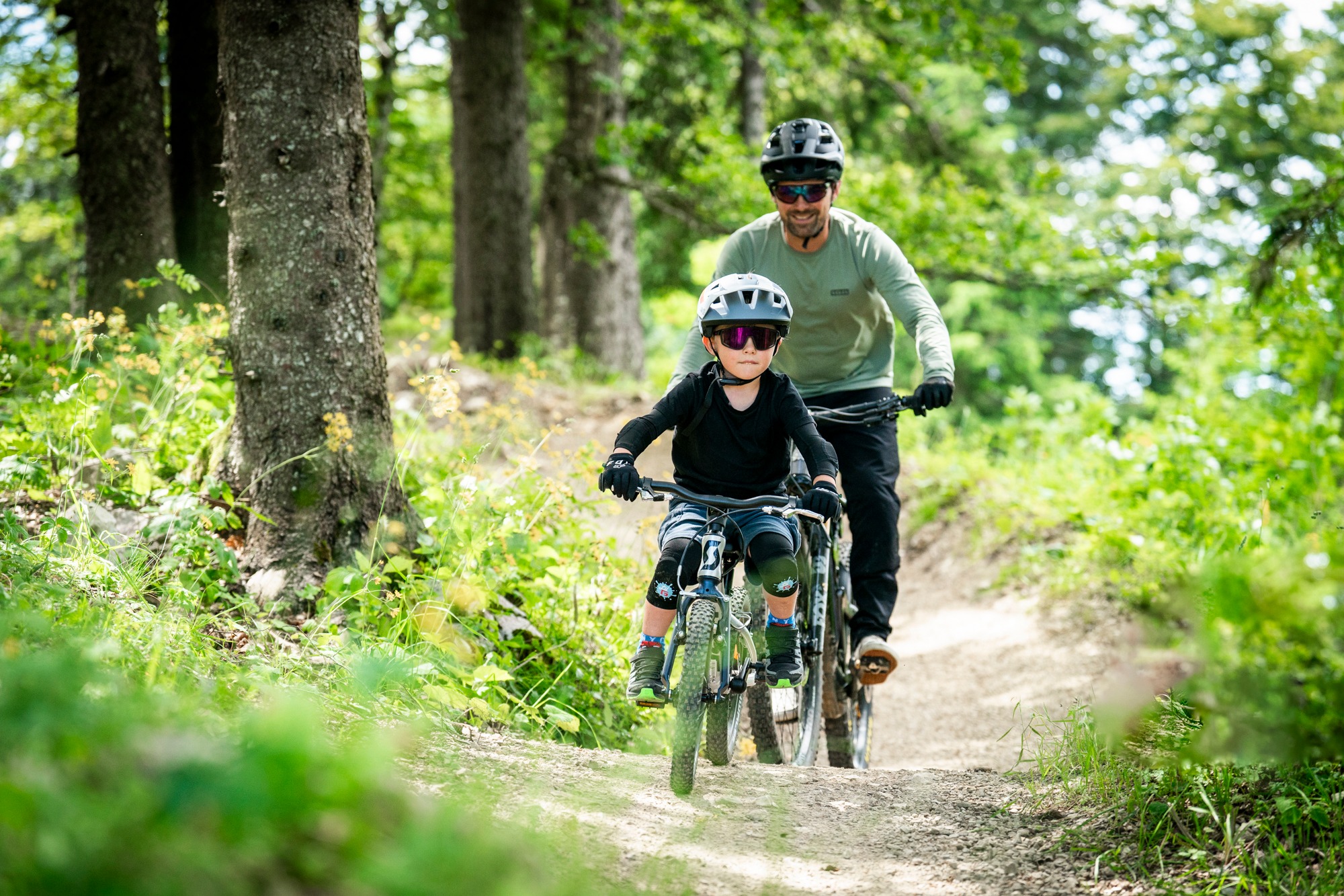 Famille sur les pistes de VTT de Métabief dans la forêt