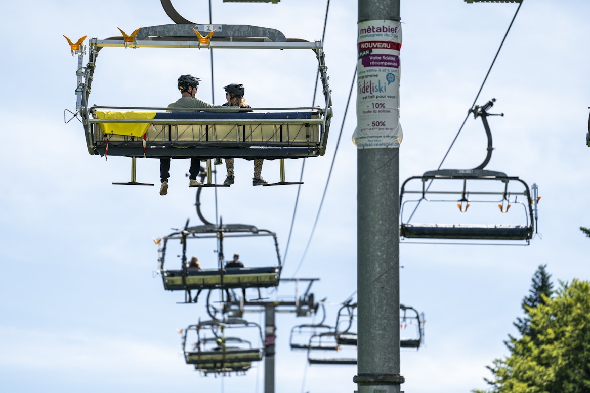 Couple sur le télésiège du Morond