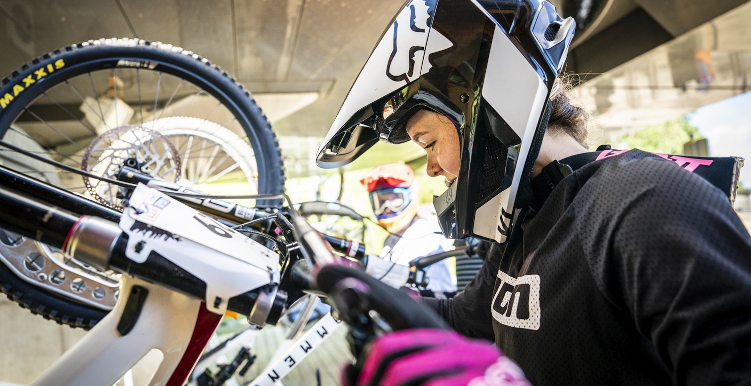 Gros plan attente télésiège VTT