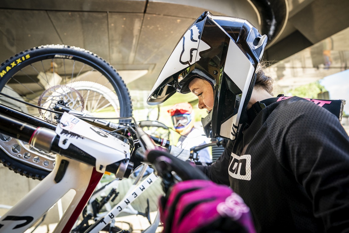 Gros plan attente télésiège VTT