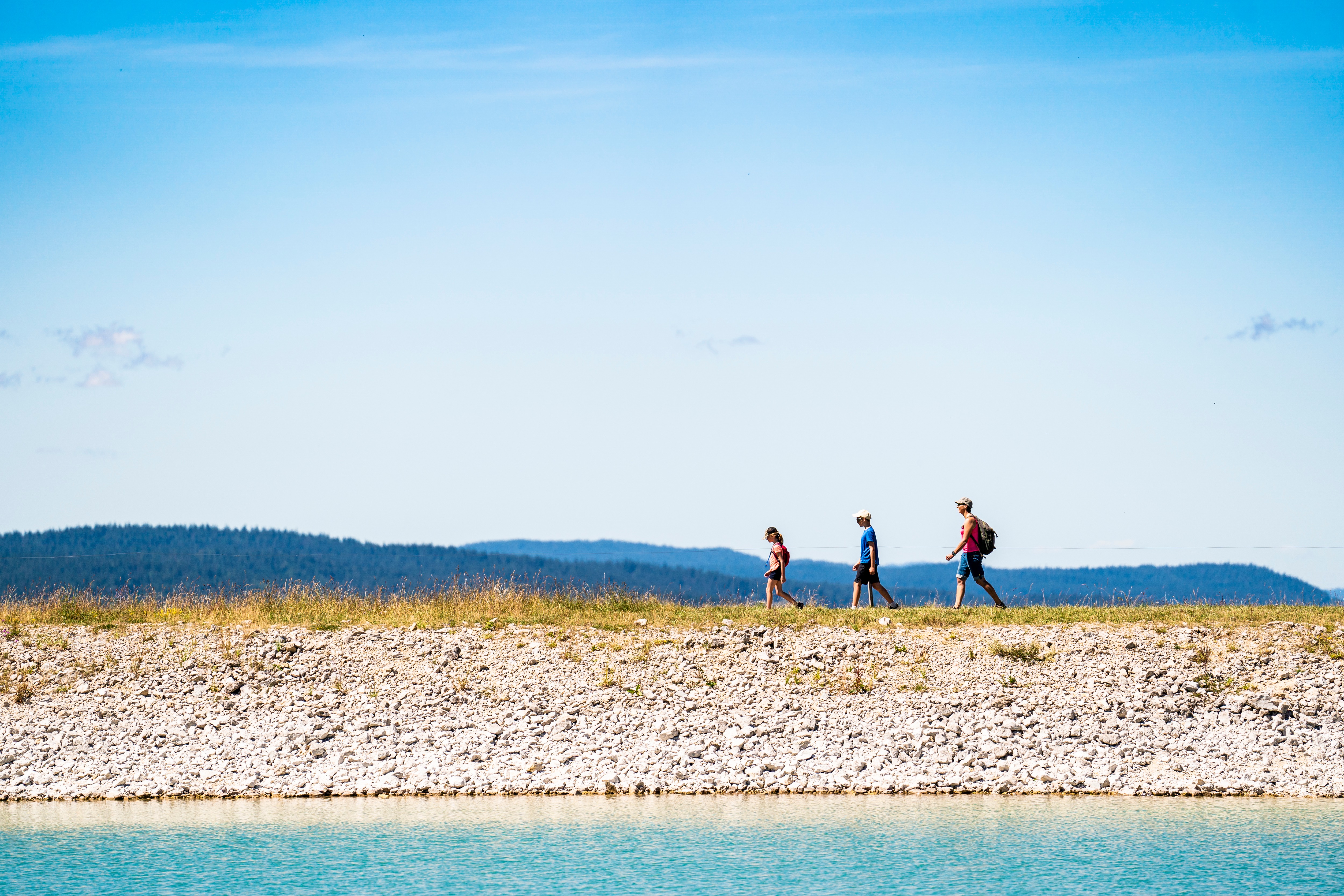 famille en promenade au bord du lac