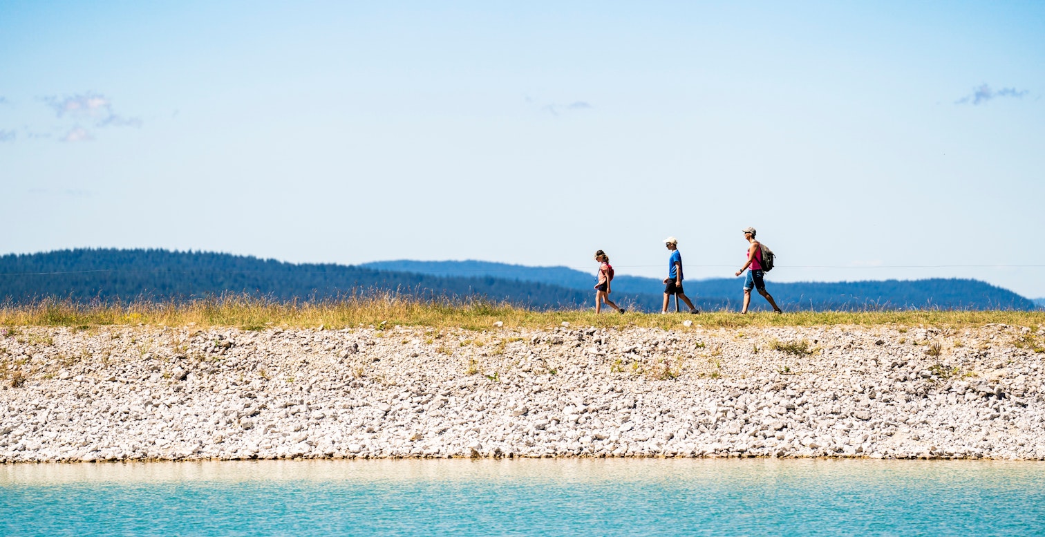 famille en promenade au bord du lac