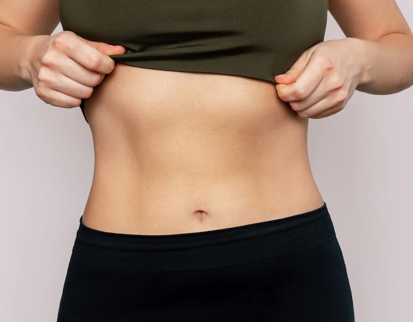 woman lifting her shirt