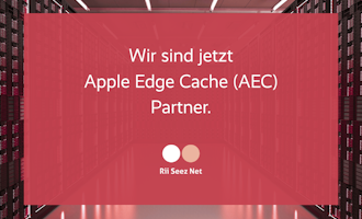 Rii Seez Net ist Apple Edge Cache (AEC) Partner Schriftzug «Wir sind jetzt Apple Edge Cache (AEC) Partner.» mit dem Logo von Rii Seez Net auf rotem Hintergrund vor Serverreihen in einem Rechenzentrum