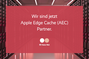Schriftzug «Wir sind jetzt Apple Edge Cache (AEC) Partner.» mit dem Logo von Rii Seez Net auf rotem Hintergrund vor Serverreihen in einem Rechenzentrum