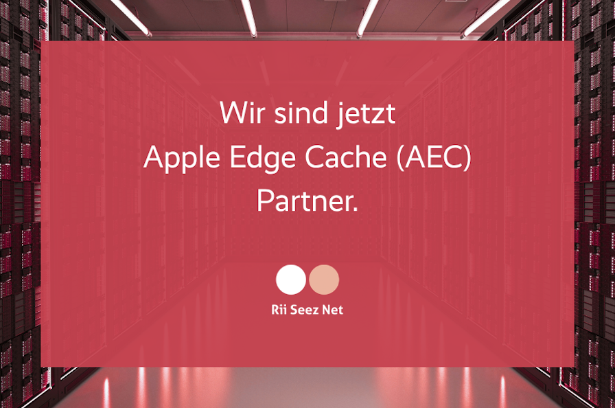 Schriftzug «Wir sind jetzt Apple Edge Cache (AEC) Partner.» mit dem Logo von Rii Seez Net auf rotem Hintergrund vor Serverreihen in einem Rechenzentrum