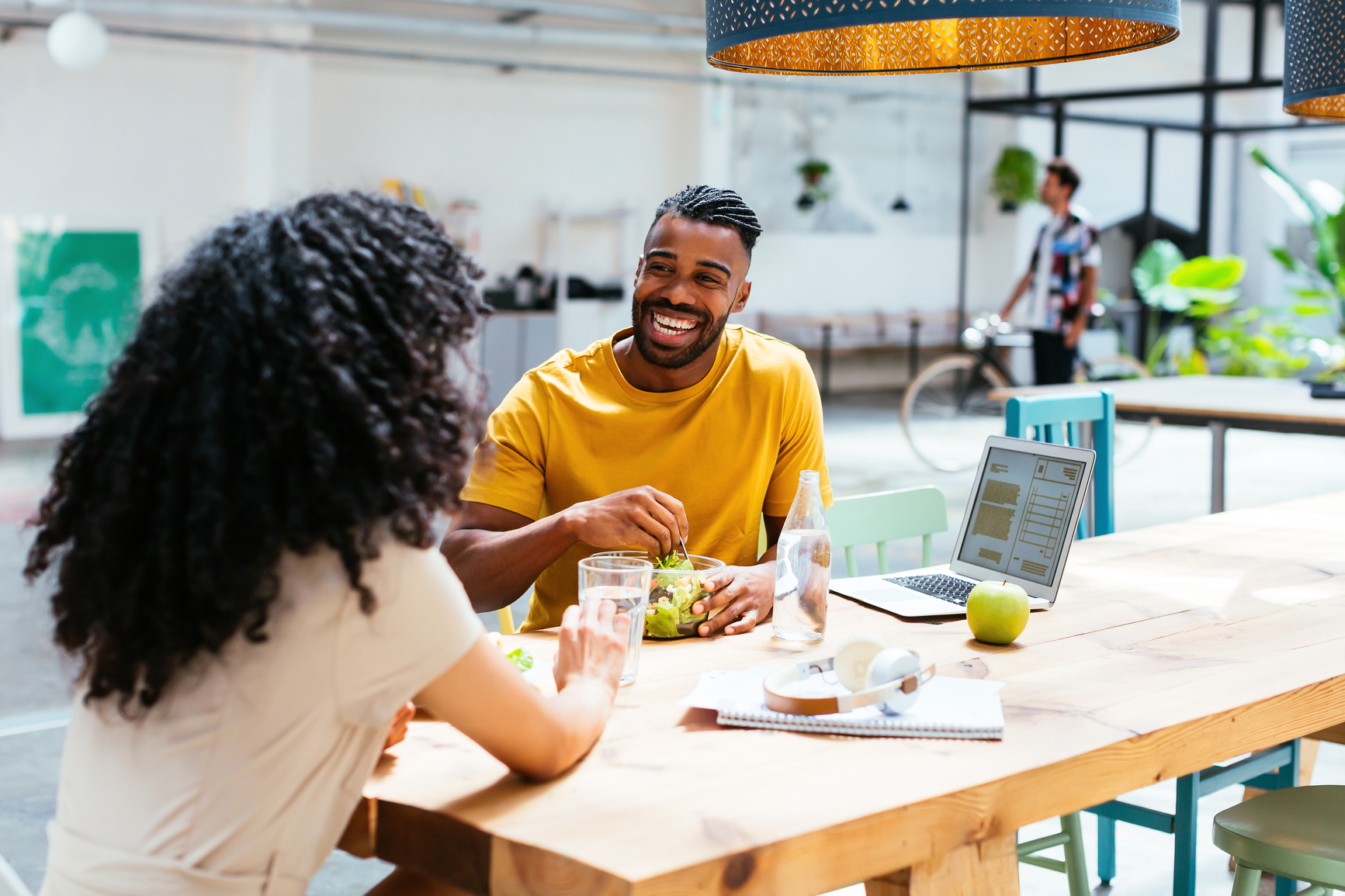 des collègues dans un café