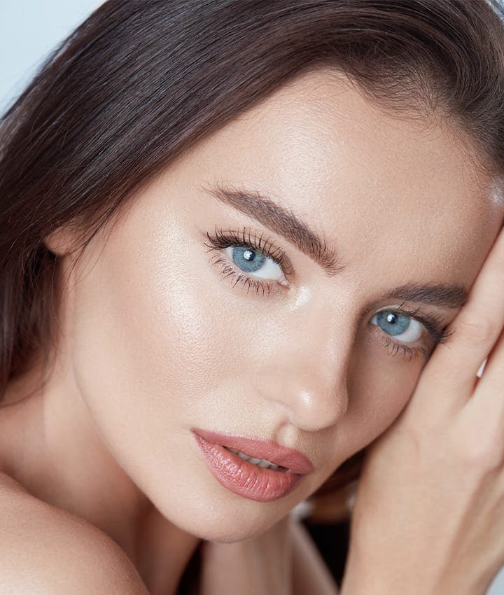 woman with blue eyes leaning on her hands