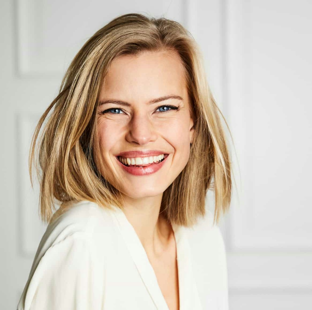 woman with shoulder length blonde hair