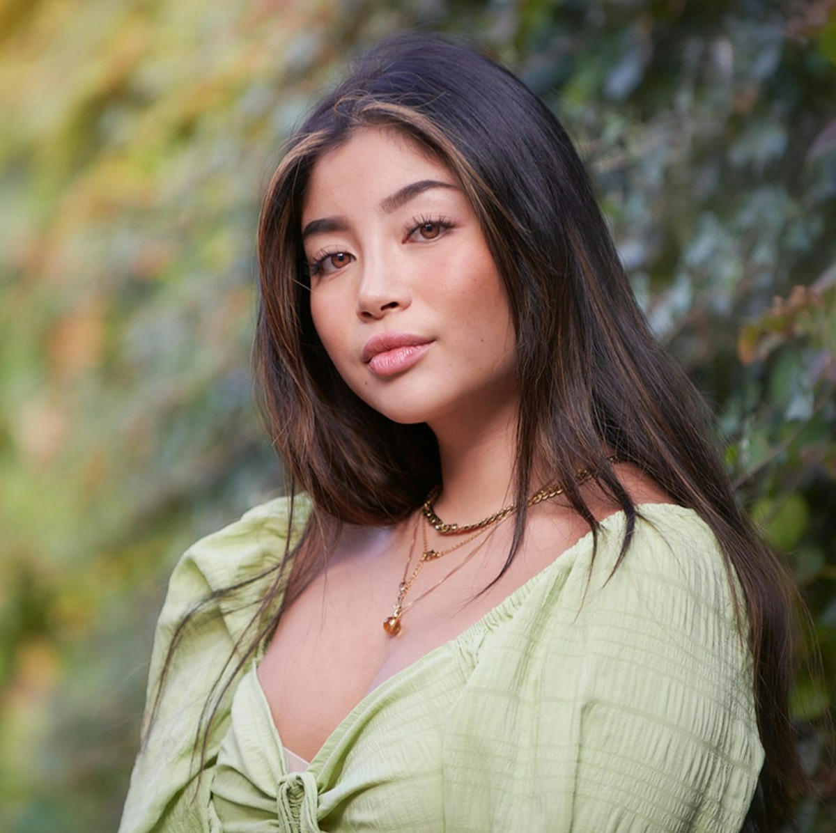 woma with medium blonde hair