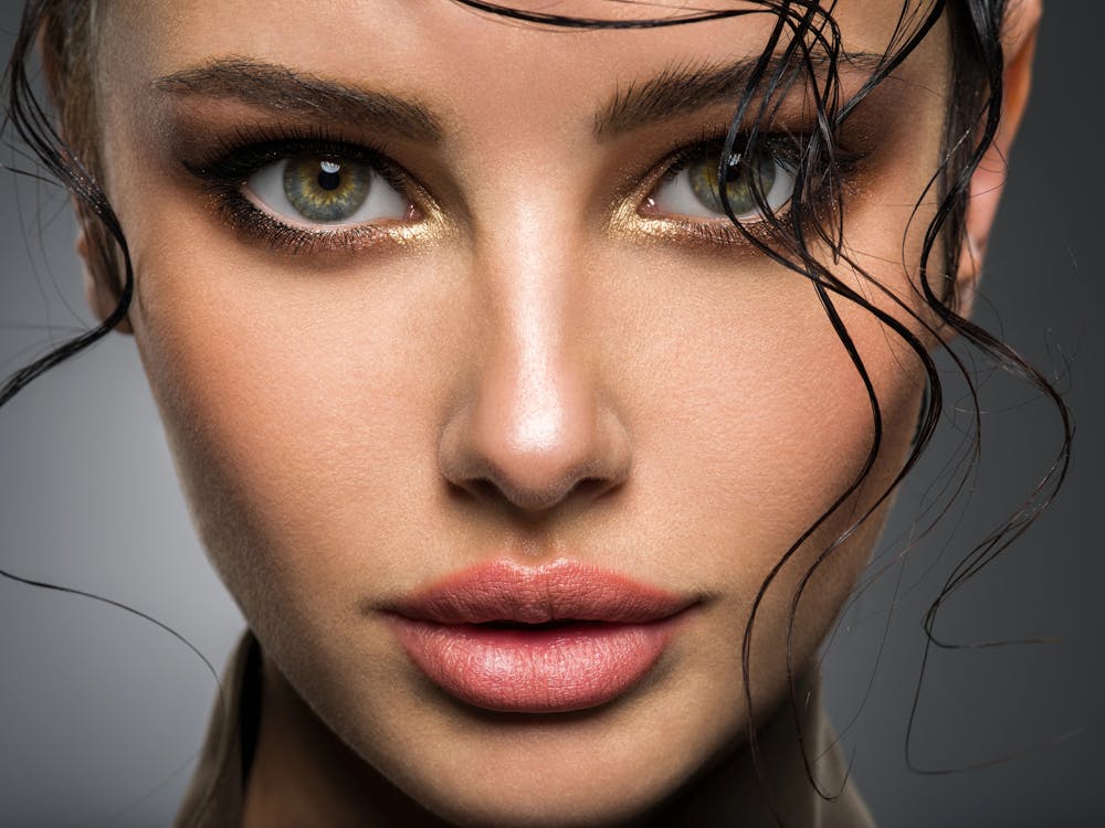 close up picture of woman's face