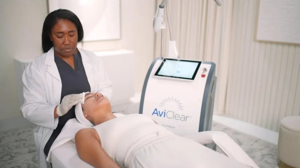 patient getting AviClear® teratment