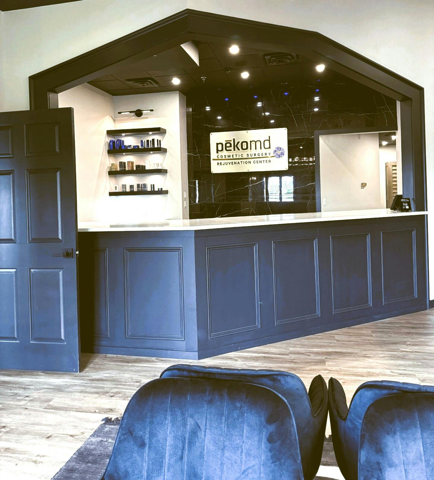 pēkomd reception desk