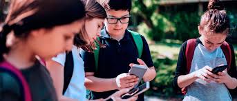 Prohibición de móviles en institutos en España: qué cambia realmente para las familias